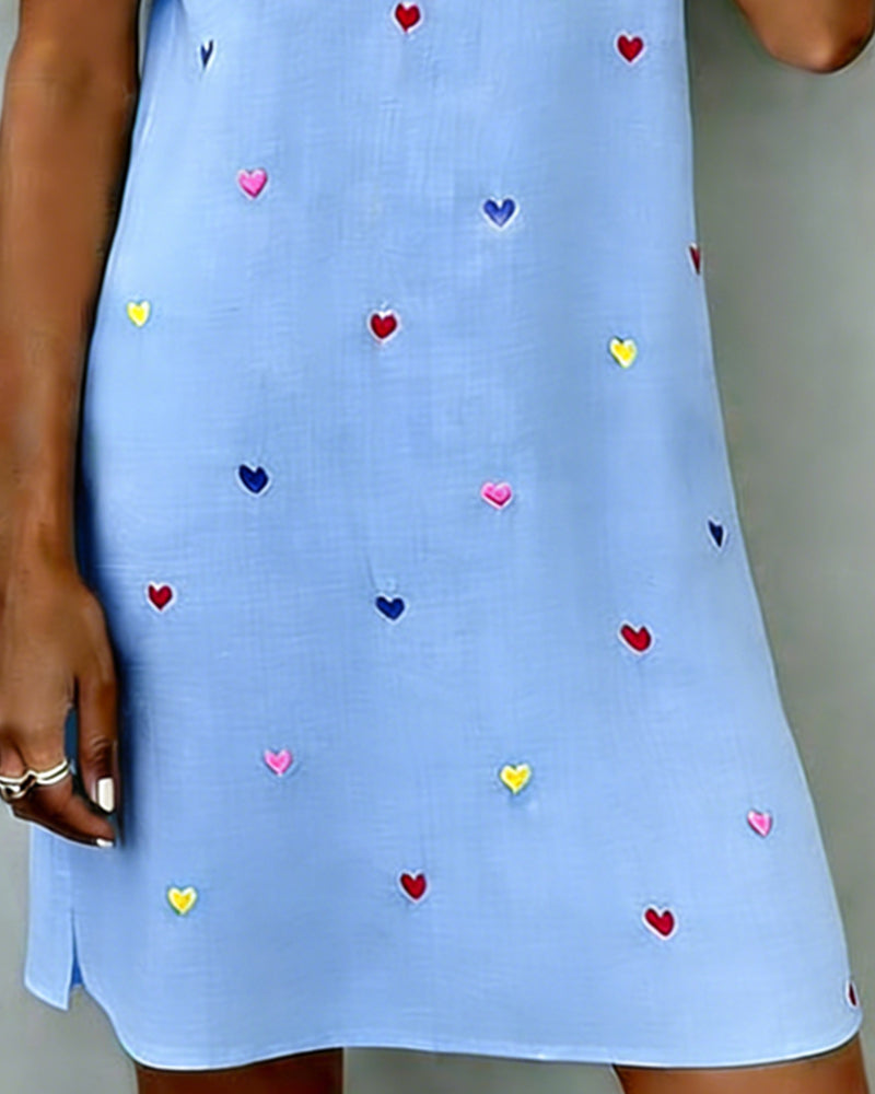 Buntes Kleid mit Herzmuster und V-Ausschnitt