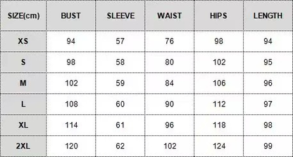 Elegantes Set aus Rollkragenpullover, weit geschnittener Hose und Gürtel